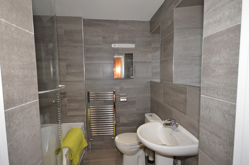 gallery image 07_flat-11-rutland-court-bathroom-1.jpg